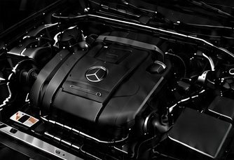 Vano motor limpio y con plásticos acondicionados